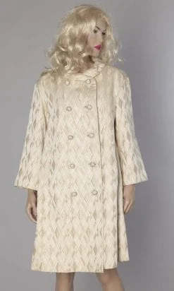 Manteau 1960 en satin broché or et beige boutons bijoux
