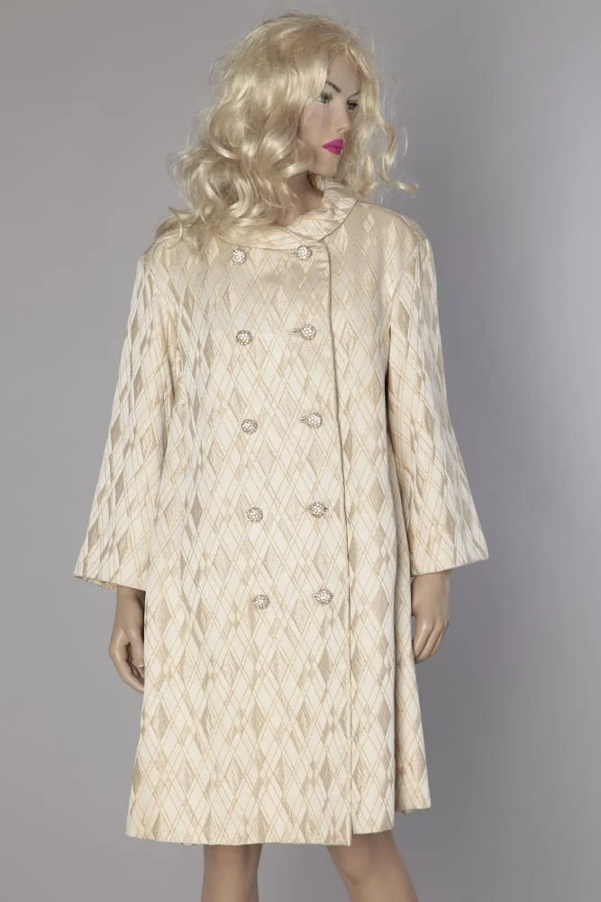 Manteau 1960 en satin broché or et beige boutons bijoux