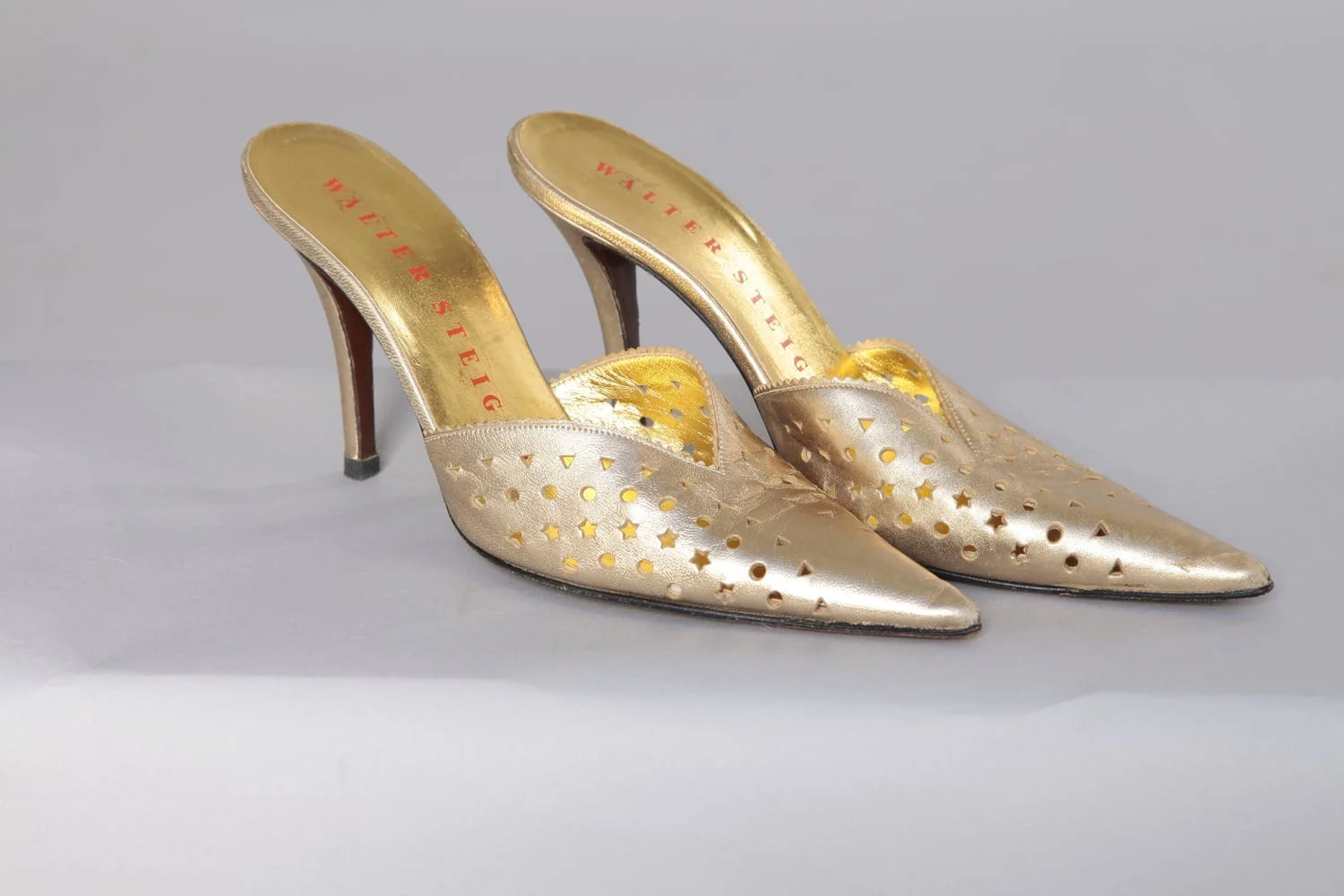 Paire de mules en cuir doré Walter Steiger – Image 2