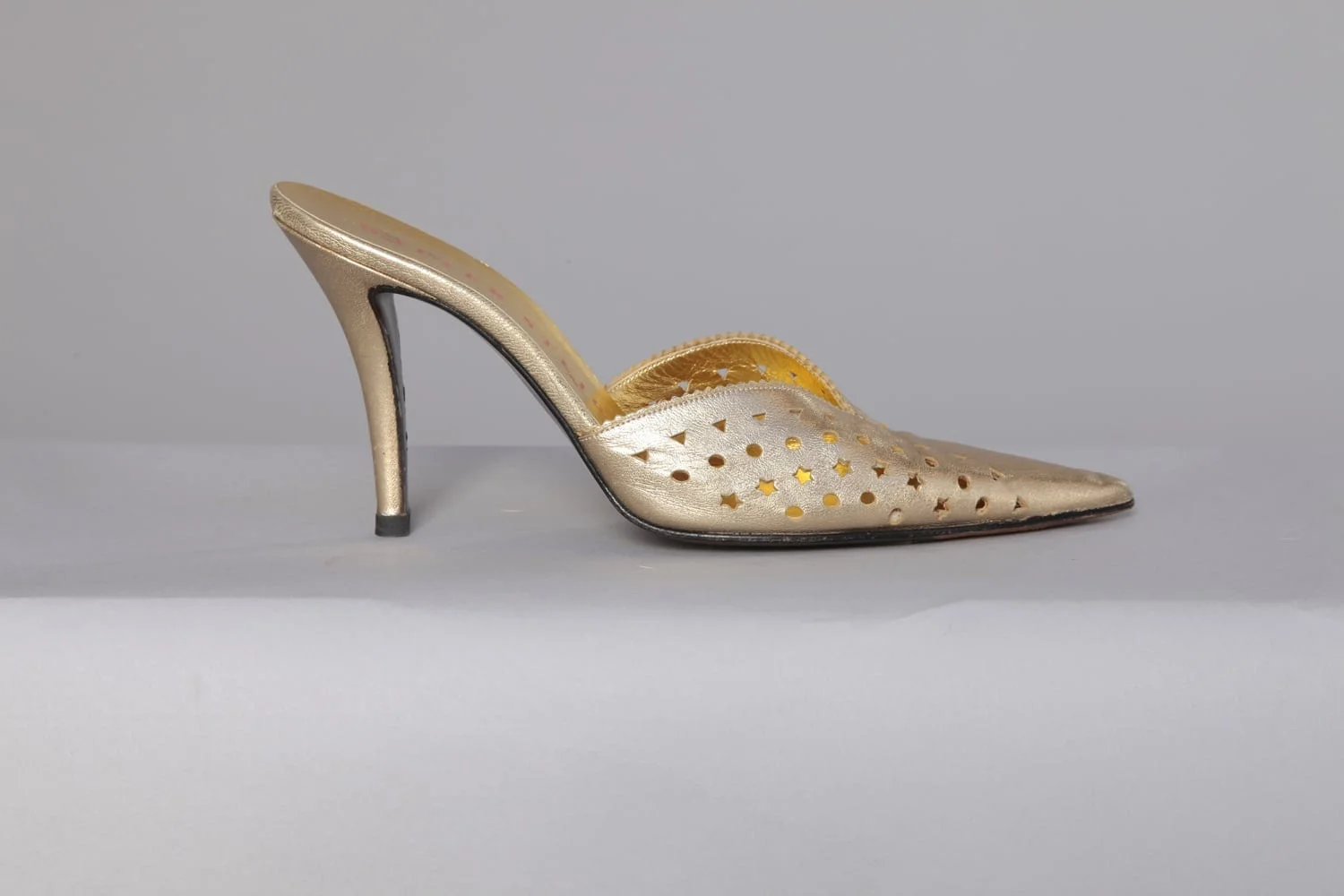 Paire de mules en cuir doré Walter Steiger – Image 3