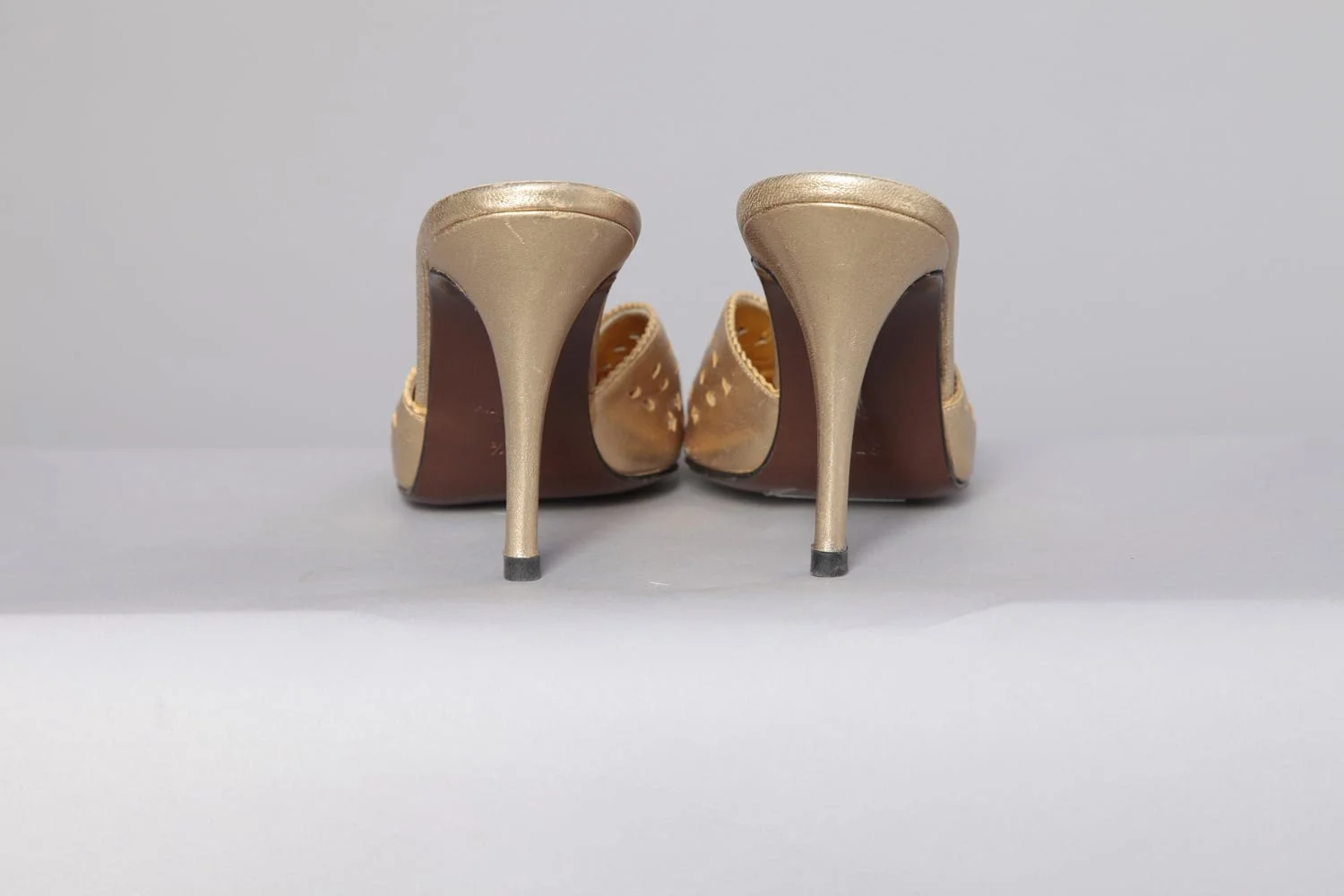 Paire de mules en cuir doré Walter Steiger – Image 4