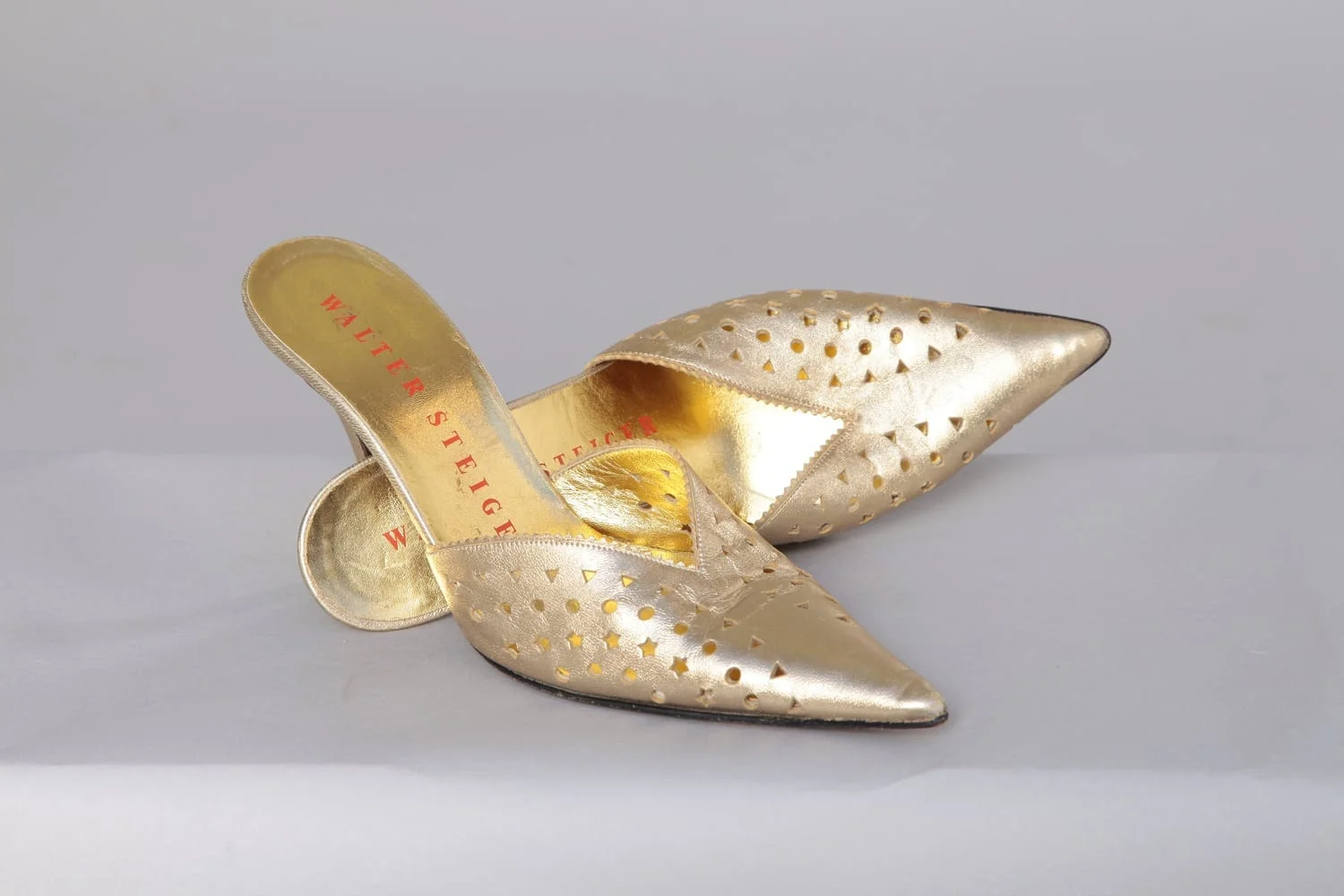 Paire de mules en cuir doré Walter Steiger