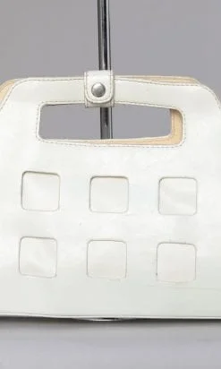 Alternative view of Sac en cuir blanc 1970 à carreaux découpés