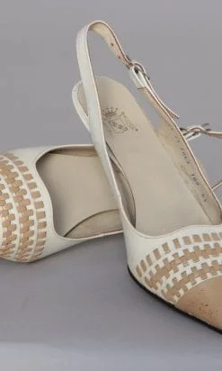 Paire de chaussures 1960 en cuir blanc et beige