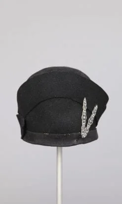 Chapeau cloche noir 1930 broche en métal argenté