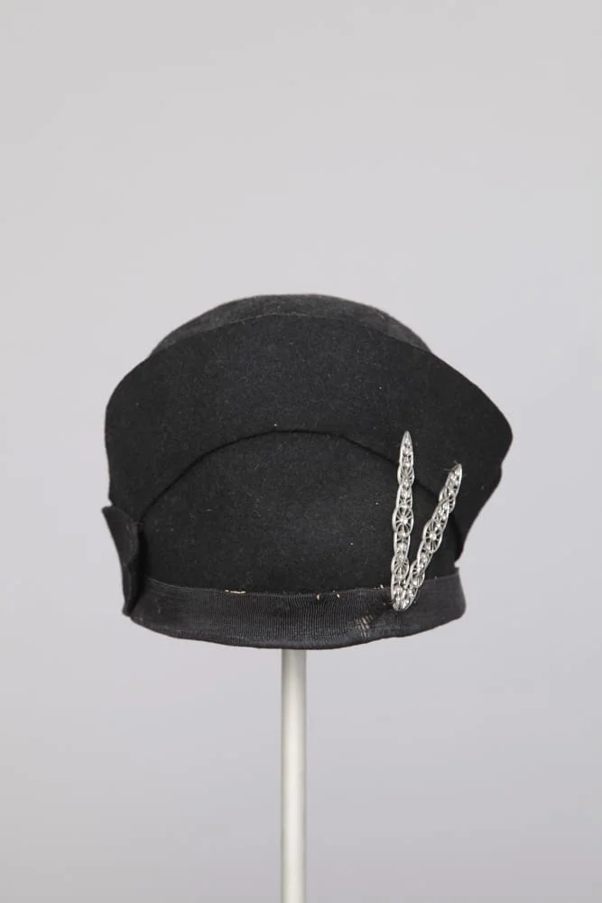 Chapeau cloche noir 1930 broche en métal argenté
