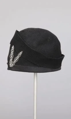 Alternative view of Chapeau cloche noir 1930 broche en métal argenté