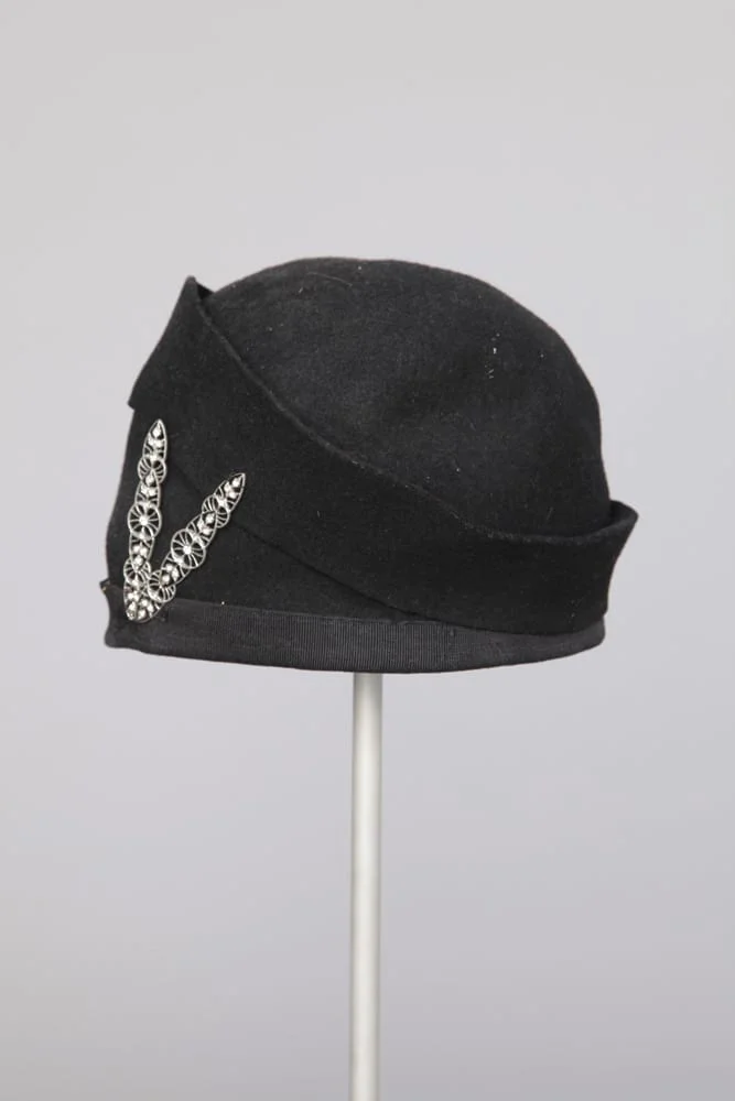 Chapeau cloche noir 1930 broche en métal argenté – Image 2