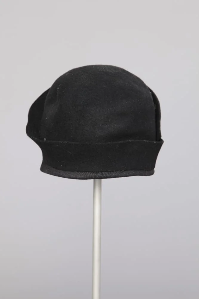 Chapeau cloche noir 1930 broche en métal argenté – Image 3