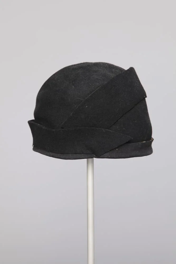 Chapeau cloche noir 1930 broche en métal argenté – Image 4