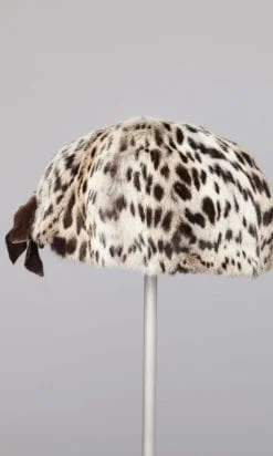 Alternative view of Toque 1960 en fourrure tachetée