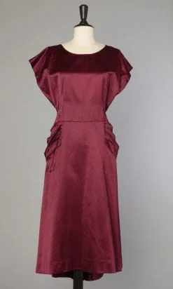 Robe en satin bordeaux 1950