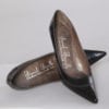 Paire de chaussures en cuir marron à trous trous 1960