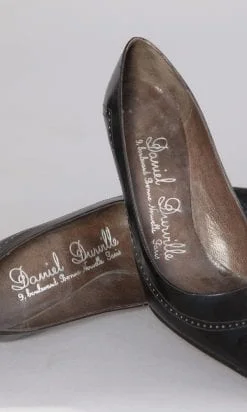 Paire de chaussures en cuir marron à trous trous 1960