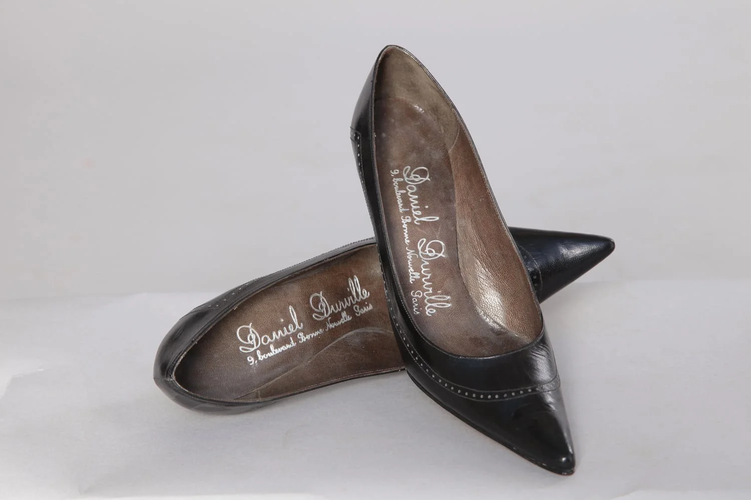 Paire de chaussures en cuir marron à trous trous 1960