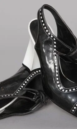 Paire de chaussures en cuir verni noir et blanc Lagerfeld