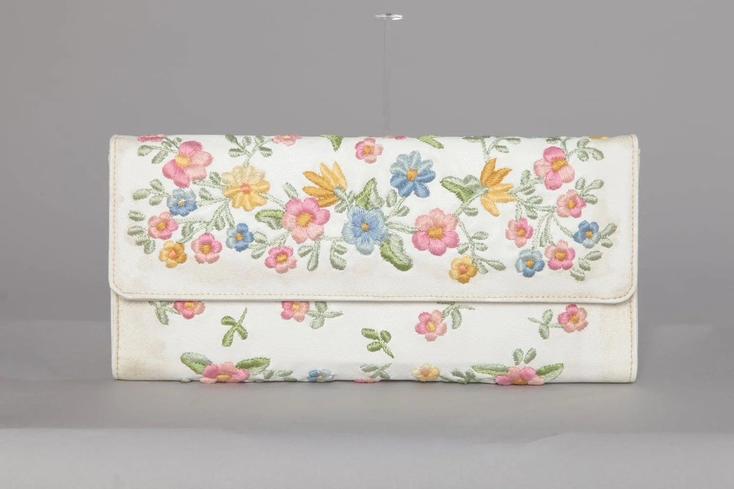 Sac pochette blanche brodée de fleurs 1960