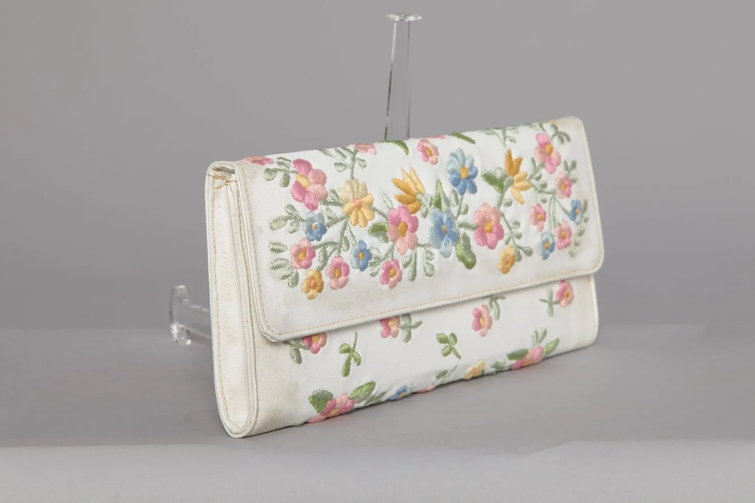 Sac pochette blanche brodée de fleurs 1960 – Image 2