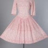 Robe en coton rose 1950 brodée de fleurs