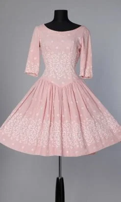 Robe en coton rose 1950 brodée de fleurs