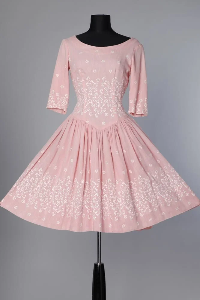Robe en coton rose 1950 brodée de fleurs
