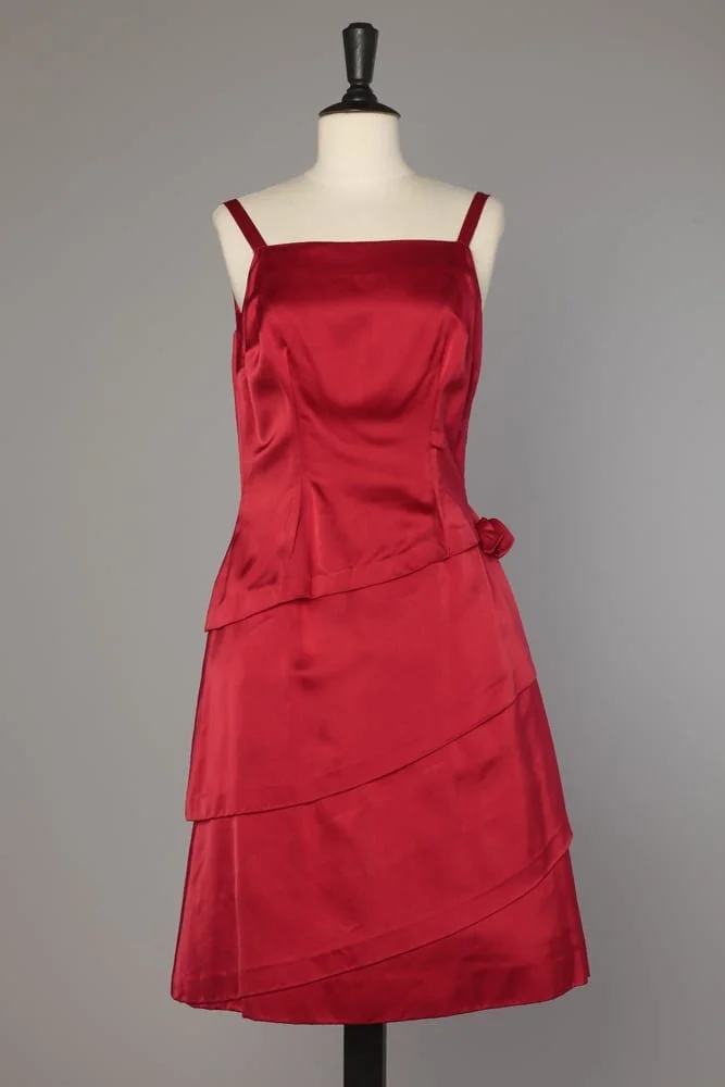 Robe en satin rouge 1950 - 1960