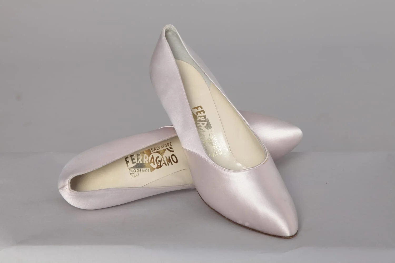 Paire de chaussures en satin rose Ferragamo