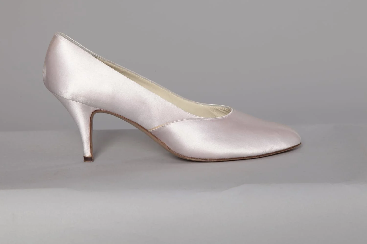 Paire de chaussures en satin rose Ferragamo – Image 3