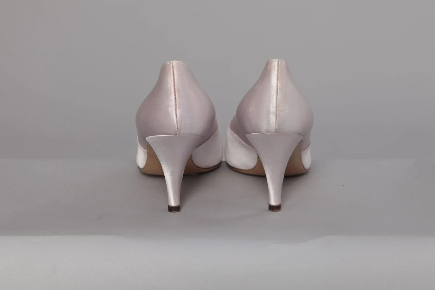Paire de chaussures en satin rose Ferragamo – Image 4