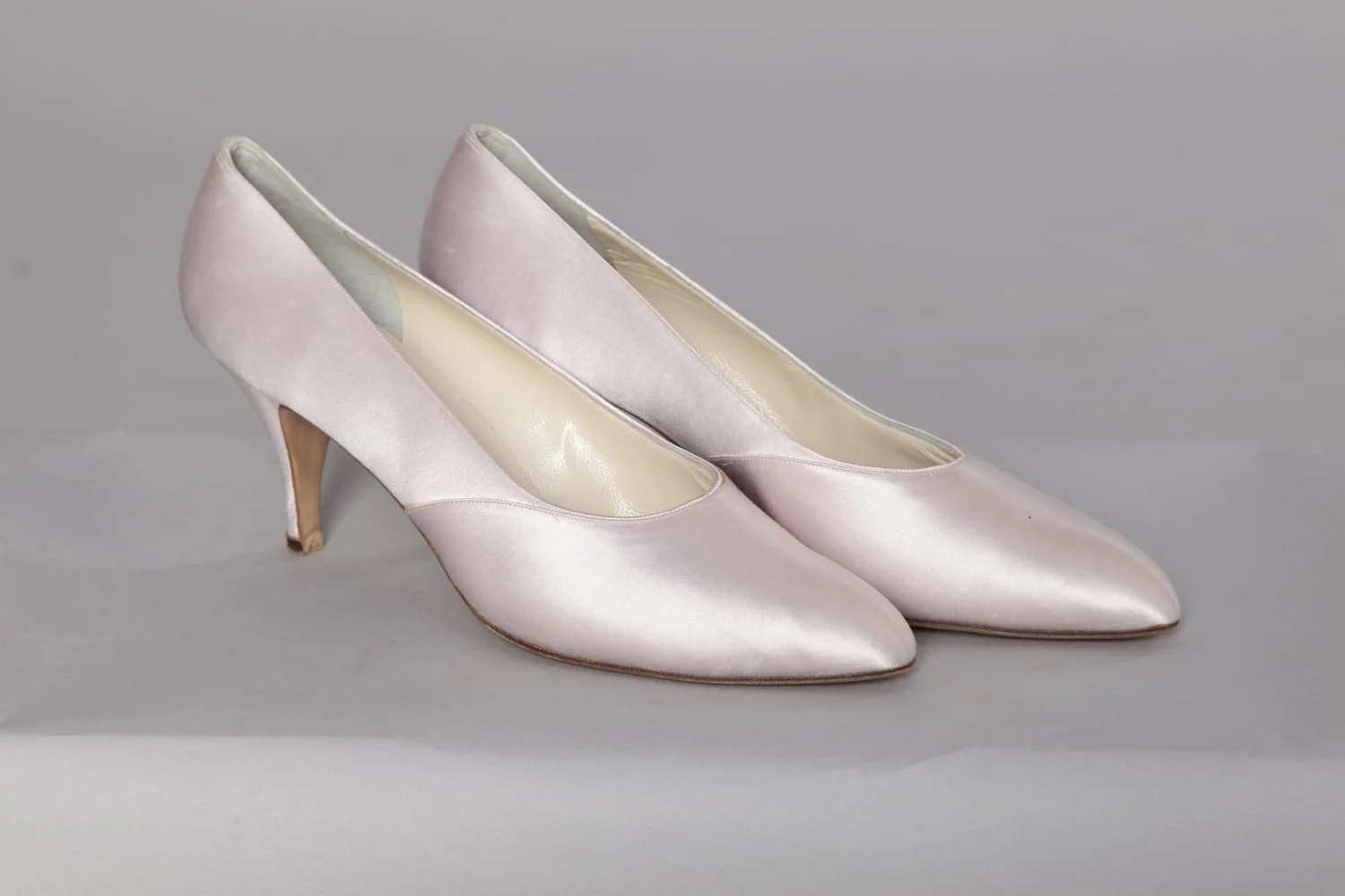 Paire de chaussures en satin rose Ferragamo – Image 2