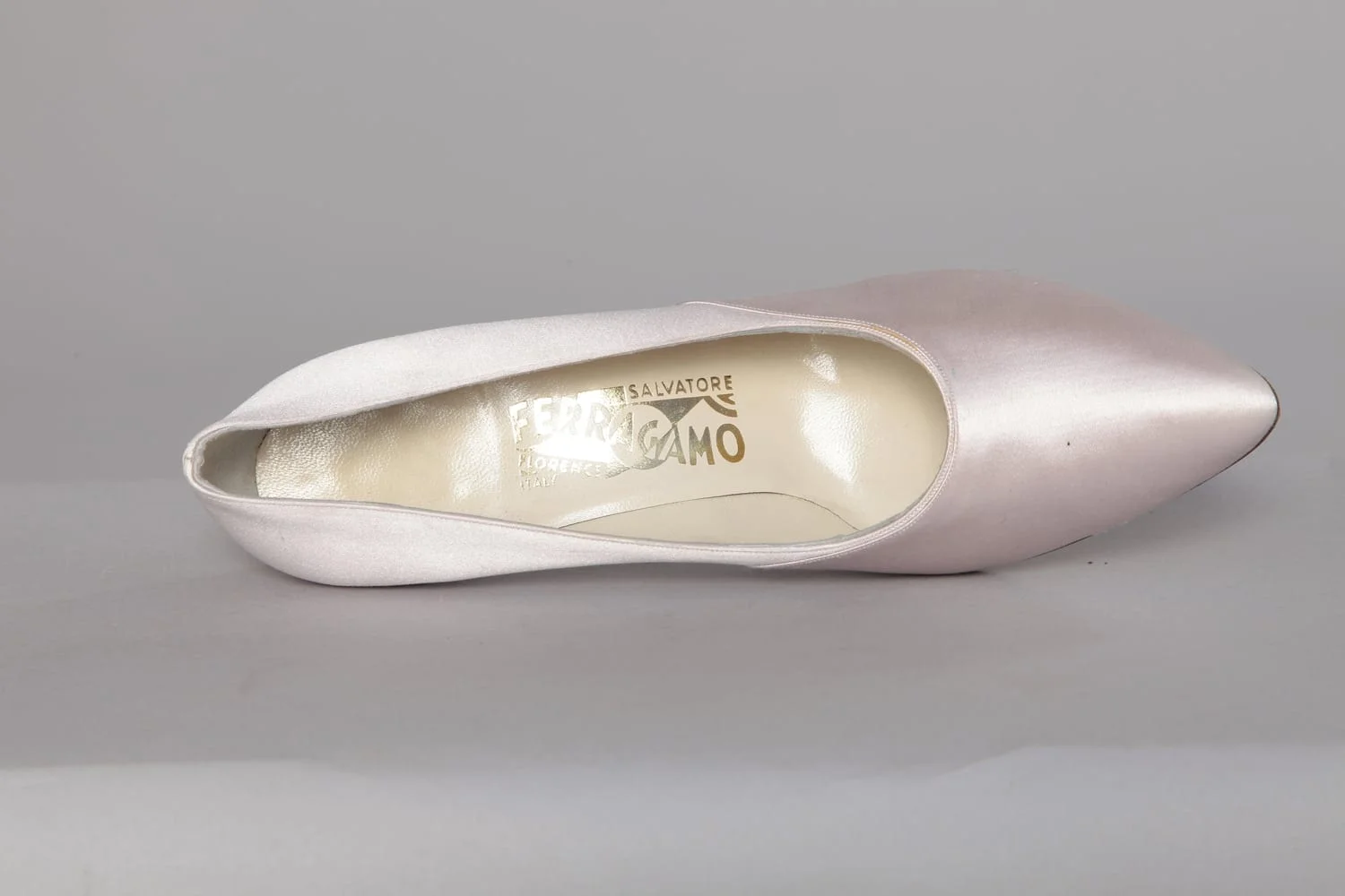 Paire de chaussures en satin rose Ferragamo – Image 5