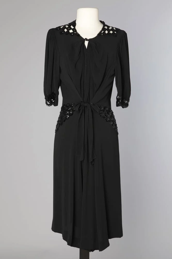Robe en crêpe noir et paillettes 1940