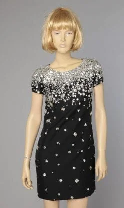Mini robe en crêpe noir brodée de gros strass