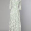 Robe longue 1950 en satin vert recouverte de dentelle blanche