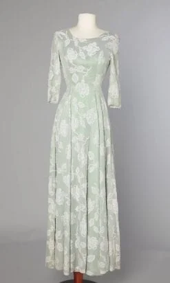 Robe longue 1950 en satin vert recouverte de dentelle blanche