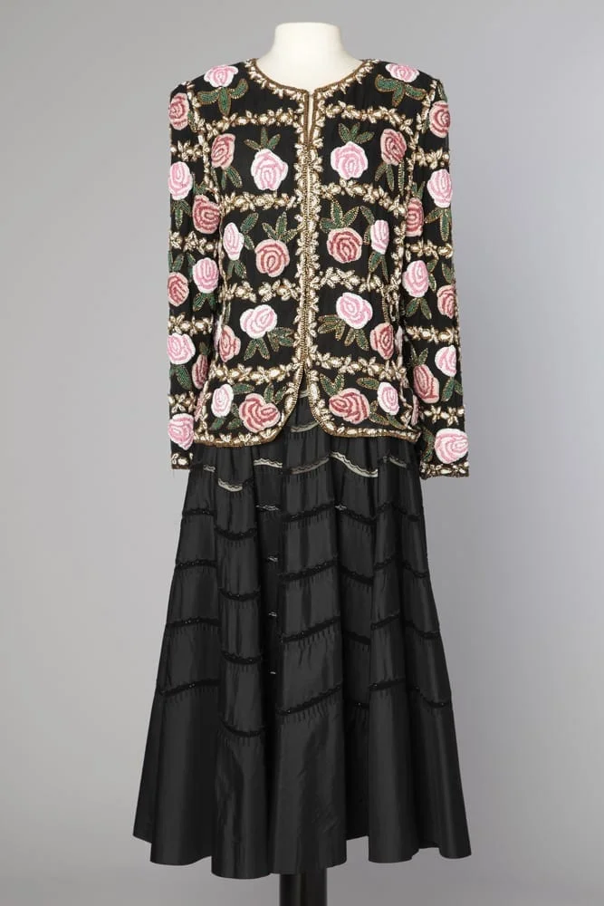 Veste noire brodée de motifs de fleurs en perles 1980