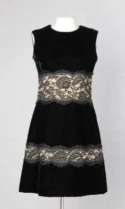 Robe en velours noir incrustée de dentelle