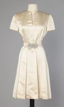 Robe en satin ivoire 1950 et boucle en strass
