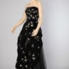 Robe longue en velours noir brodée de perles 1950
