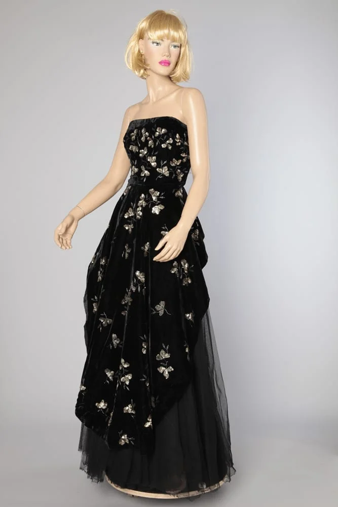 Robe longue en velours noir brodée de perles 1950
