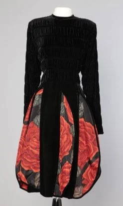 Robe en velours noir et grands pétales imprimés