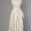 Robe 1950 en satin damassé brodé de mariée