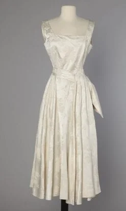 Robe 1950 en satin damassé brodé de mariée