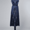 Robe longue 1960 en satin bleu nuit brodée de fils d'or et de strass