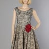 Robe en dentelle noire sur fond écrue 1950