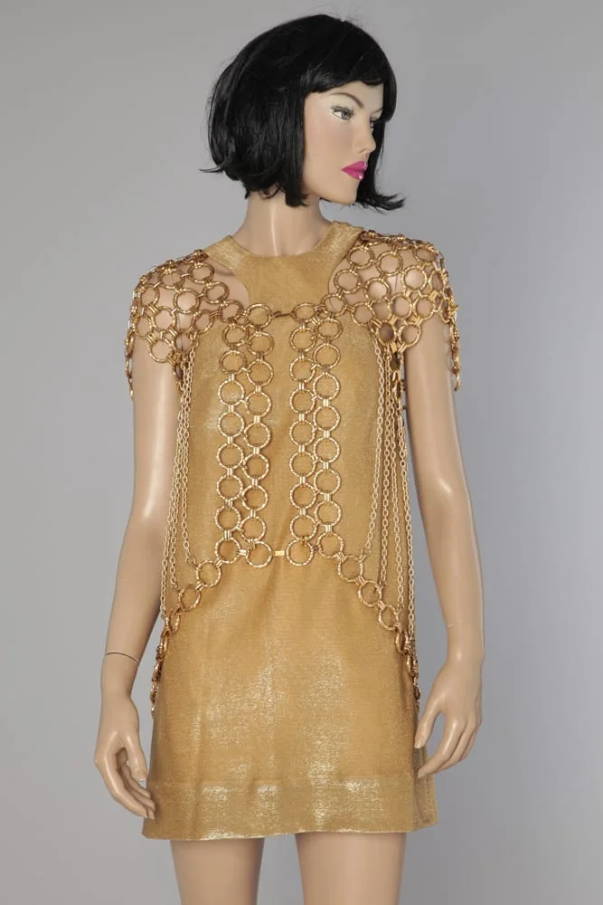 Gilet en chaînes et anneaux métalliques doré