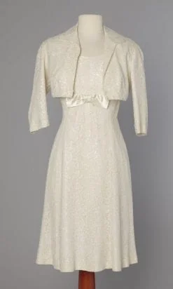 Ensemble robe et boléro en guipure blanc 1960 - 1970