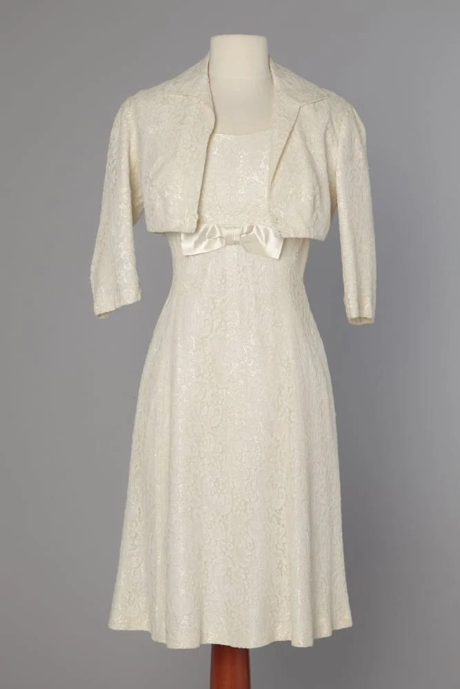 Ensemble robe et boléro en guipure blanc 1960 - 1970