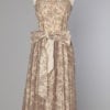 Robe 1950 en dentelle marron sur fond ivoire