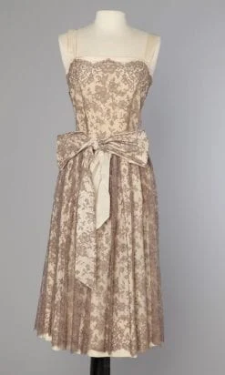 Robe 1950 en dentelle marron sur fond ivoire